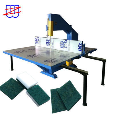 Machine de laminage à découpe verticale pour la fabrication d'éponges de cuisine et de tampons de nettoyage
