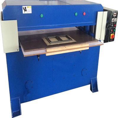 Machine de découpe sous pression pour la fabrication d'emballages en mousse