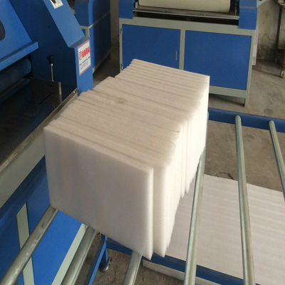 Machine à découper et à découper des feuilles de mousse EPE à vis unique pour un processus de production en douceur